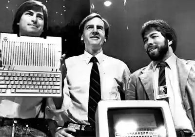 ﻿Who were the 3 founders of Apple? Steve Jobs, Steve Wozniak, and ...?